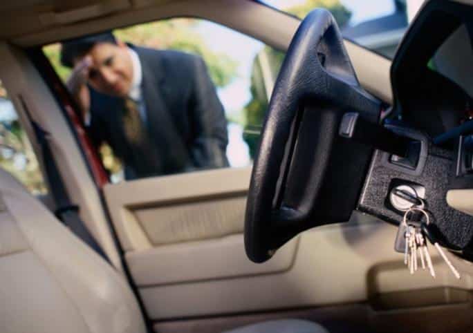 Professional lockout service technician helping a customer